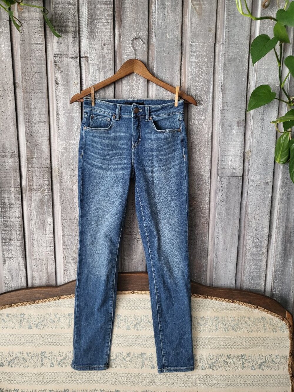 Jordache Mid Rise Skinny Jeans Repreve Stretch Medium Wash Denim Size 4